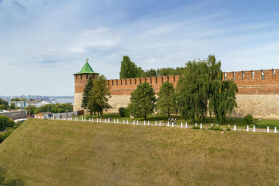 Wall and tower in nizhny novgorod kremlin, russia
