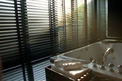 Window blinds and bathtub in restroom