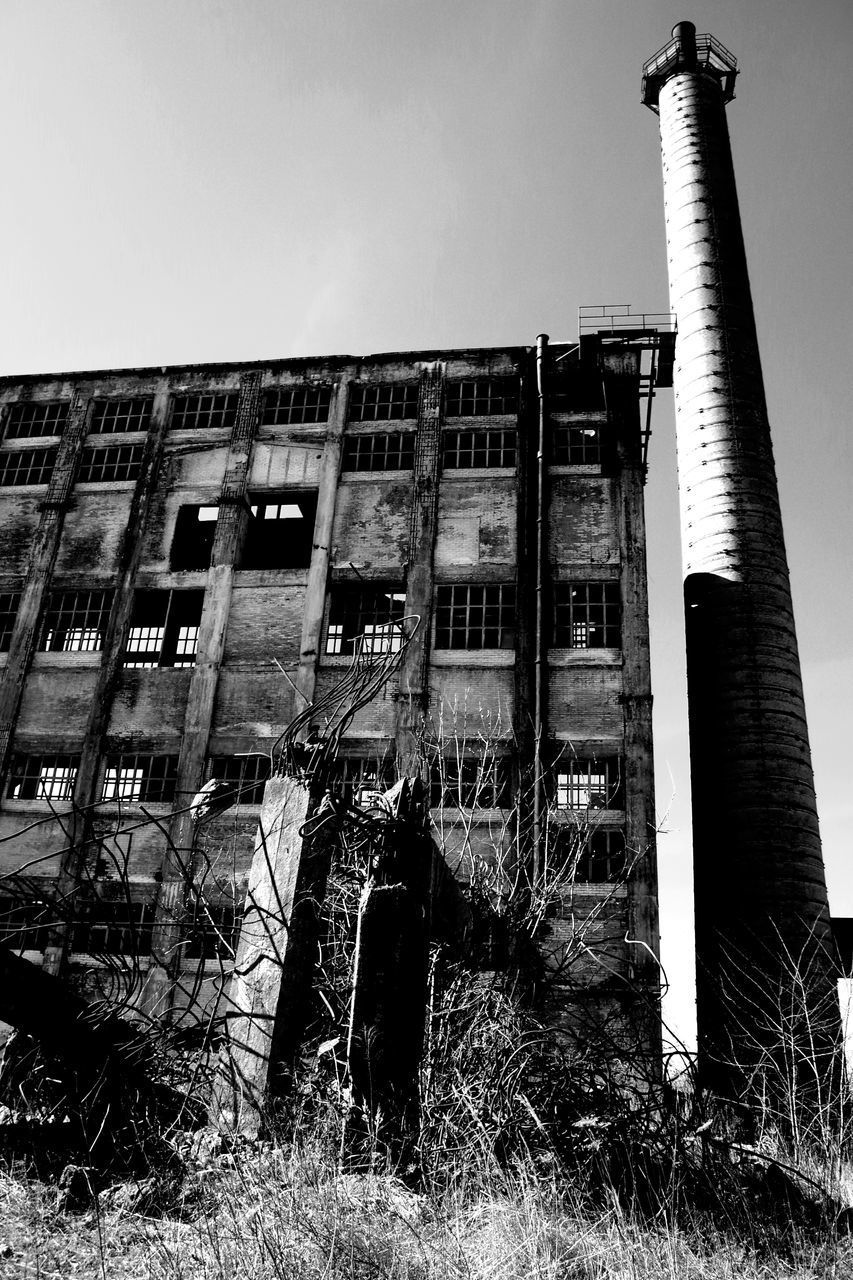 LOW ANGLE VIEW OF OLD ABANDONED BUILDING AGAINST SKY