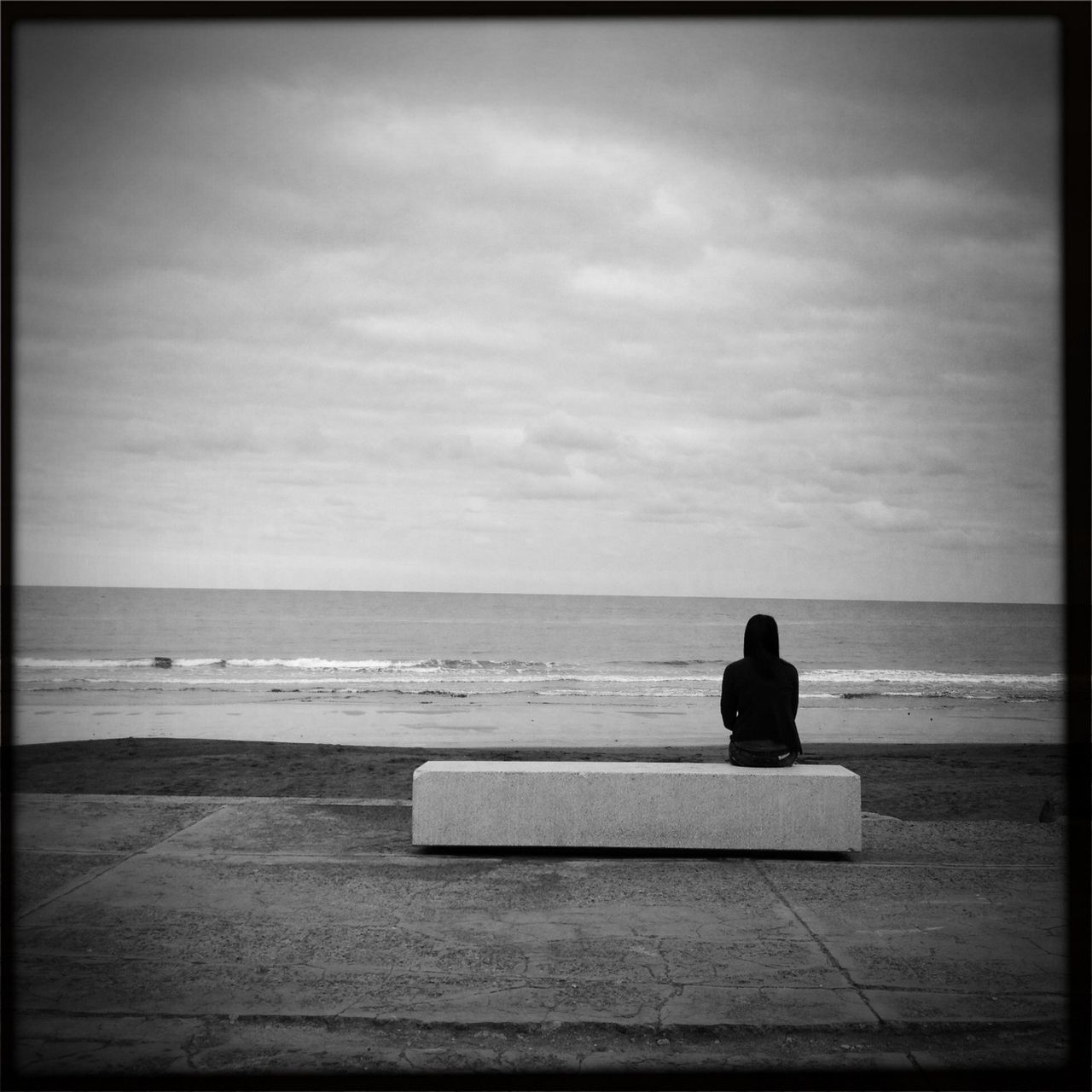 sea, horizon over water, water, sky, sitting, beach, rear view, lifestyles, men, tranquility, leisure activity, tranquil scene, shore, relaxation, full length, scenics, bench, person