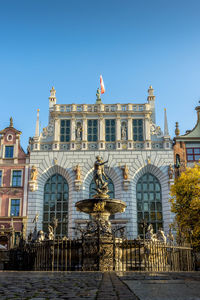 Statue of historic building against sky