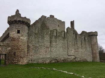 Old ruin building against sky