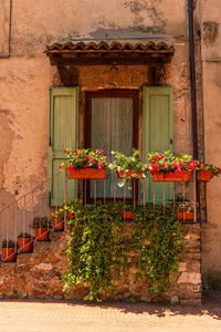 House facade in the old town of sirmione in italy.