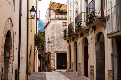 Narrow alley amidst buildings in city