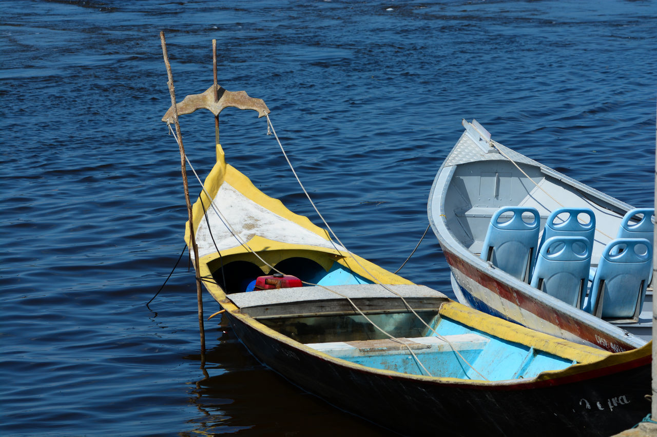 HIGH ANGLE VIEW OF MOORED BOAT IN SEA