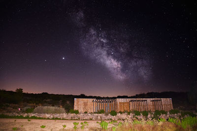 Milk way in pantano de almansa. vía láctea sobre el pantano de almansa