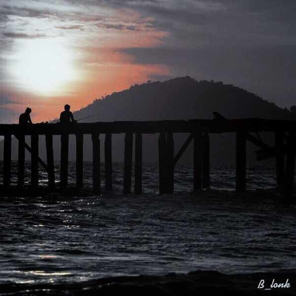 water, silhouette, sea, sunset, men, sky, pier, lifestyles, leisure activity, scenics, beauty in nature, person, tranquility, nature, standing, tranquil scene, railing