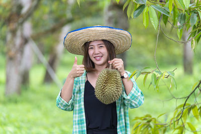 Portrait of a smiling young woman wearing hat