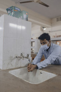 A man washing his hand in lab