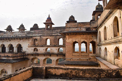 Beautiful view of orchha palace fort, raja mahal and chaturbhuj temple from jahangir mahal, orchha