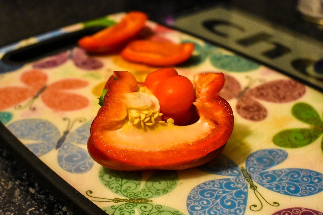 HIGH ANGLE VIEW OF TOMATOES ON PLATE
