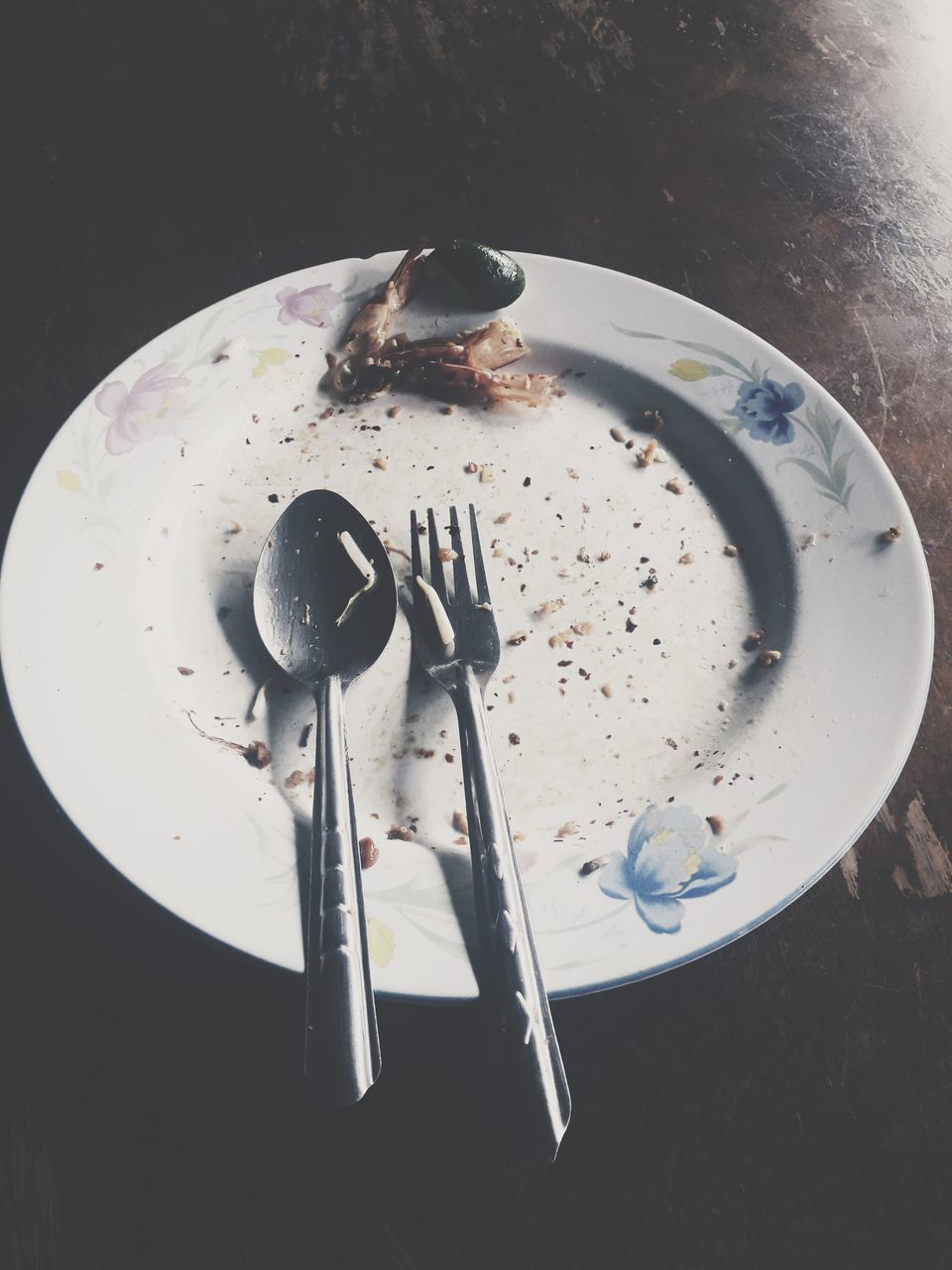 HIGH ANGLE VIEW OF WINE ON PLATE