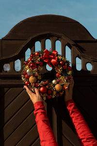 Cropped hand of woman holding bouquet