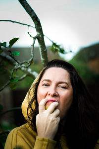 Portrait of a young woman eating a apple 