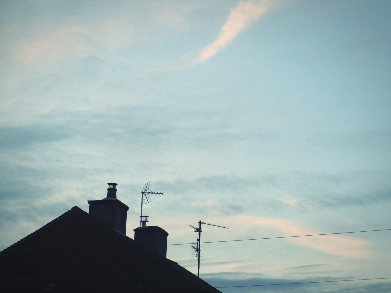 HIGH SECTION OF BUILDING AGAINST SKY