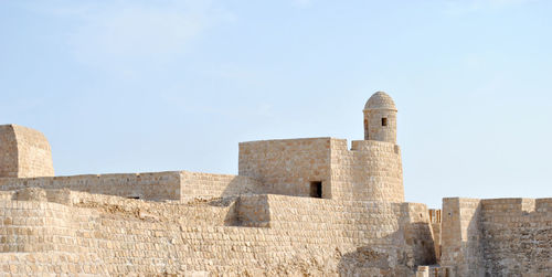 Old ruin building against sky