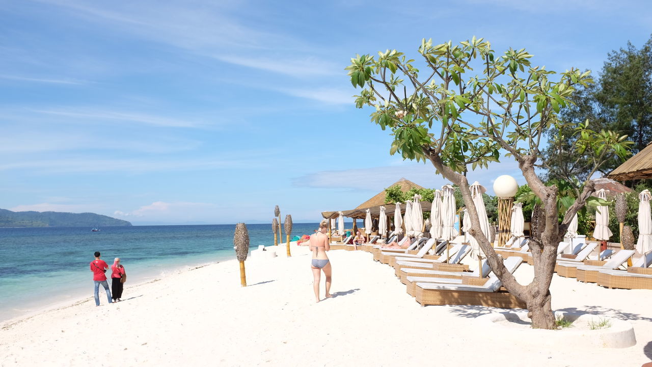 beach, sea, sand, water, shore, lifestyles, person, leisure activity, vacations, large group of people, sky, horizon over water, tourist, men, tourism, scenics, beauty in nature, nature, mixed age range