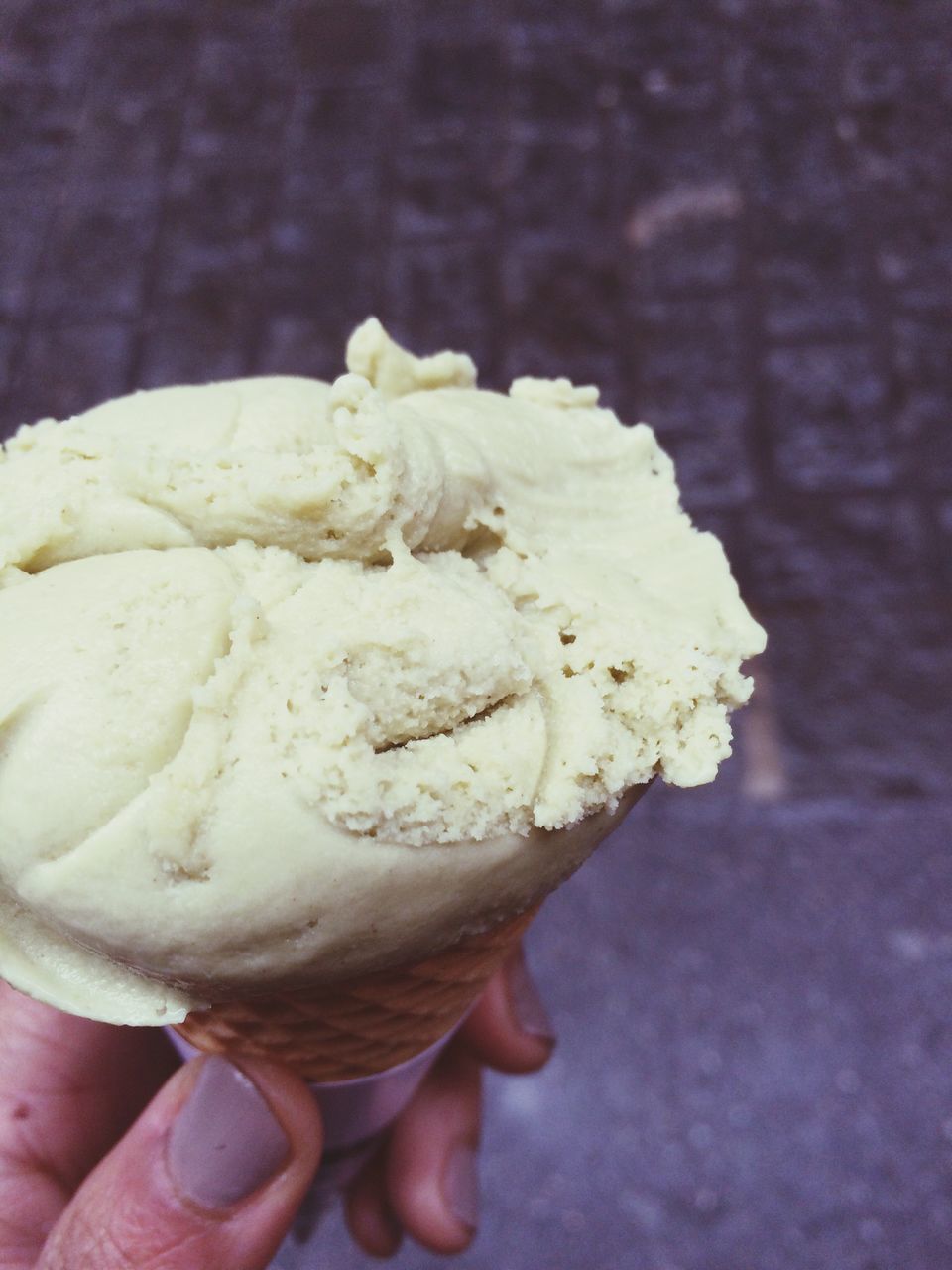 CROPPED IMAGE OF HAND HOLDING ICE CREAM