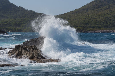 Waves splashing on rocks