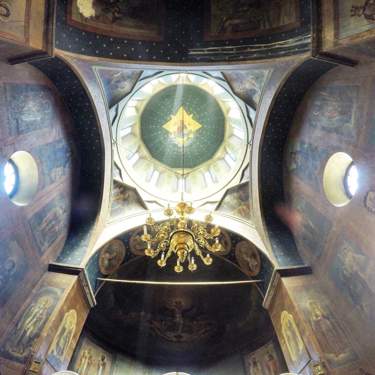 LOW ANGLE VIEW OF ORNATE CEILING IN TEMPLE