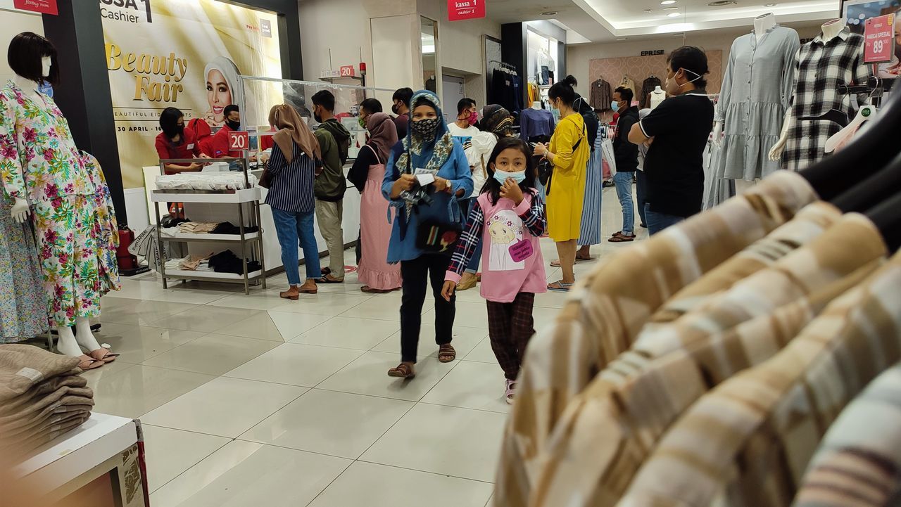 GROUP OF PEOPLE WALKING IN CORRIDOR