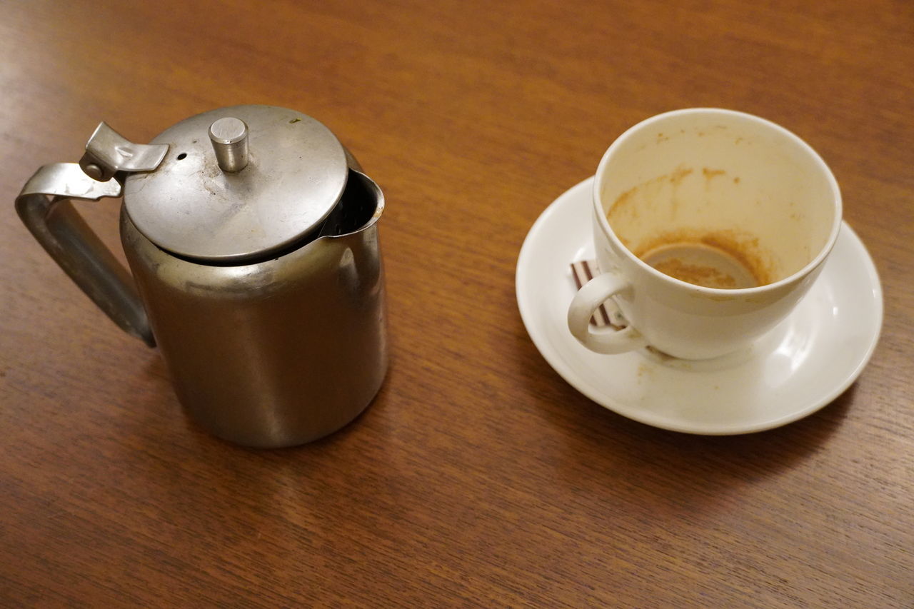 HIGH ANGLE VIEW OF COFFEE CUP WITH TEA ON TABLE