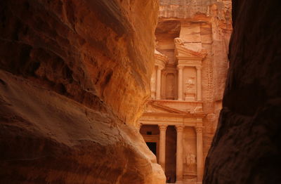 Khaznet seen through rocks