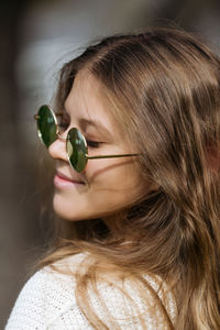 Close-up of confident young woman wearing sunglasses