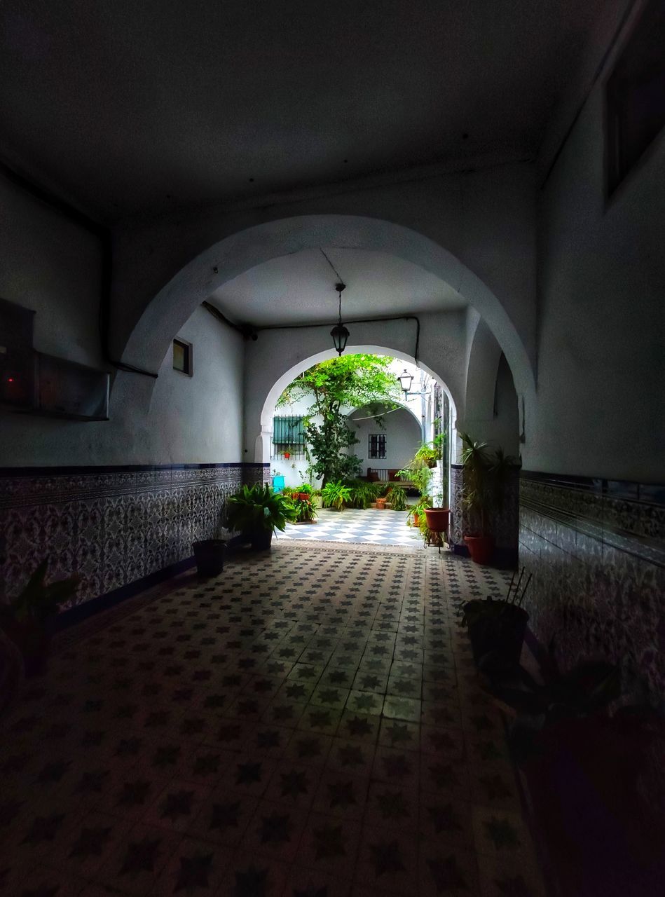 INTERIOR OF EMPTY BUILDING