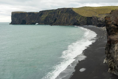 Cliffs of dritvik djúpalónssandur in icelandic reykjanes peninsula, atlantic ocean, iceland
