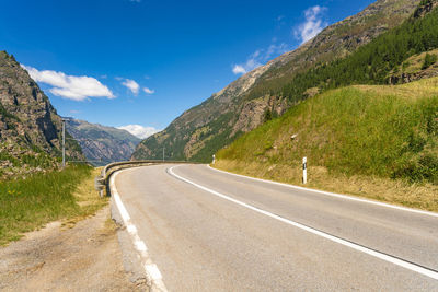 Alpine road near zermatt in valais kantone in summer with greenery