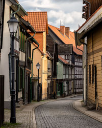 Beautiful street with half-timbered houses in wernigerode am harz, saxony-anhalt, germany