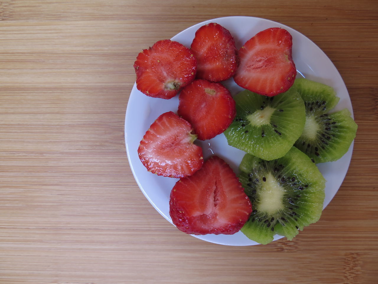 HIGH ANGLE VIEW OF STRAWBERRIES ON TABLE