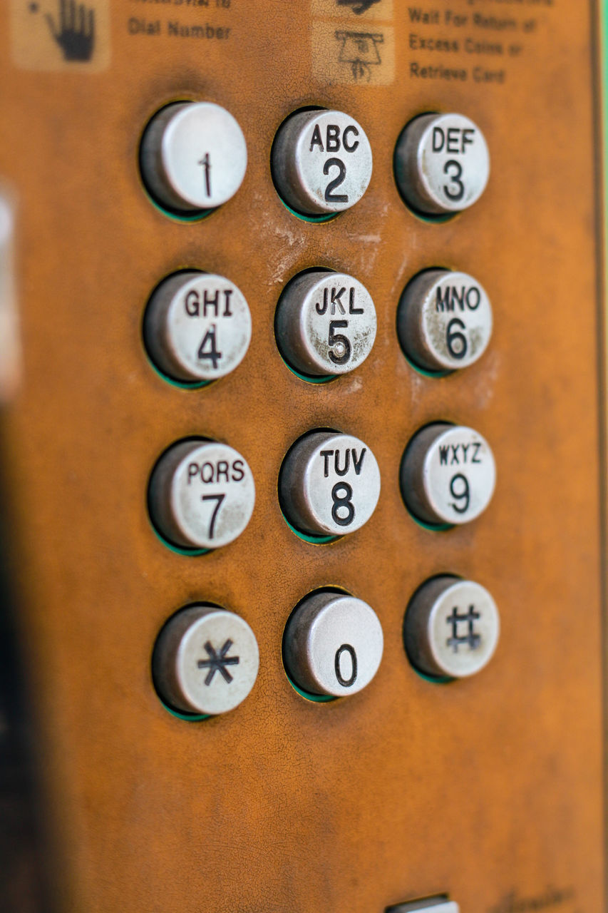 CLOSE-UP OF COMPUTER KEYBOARD