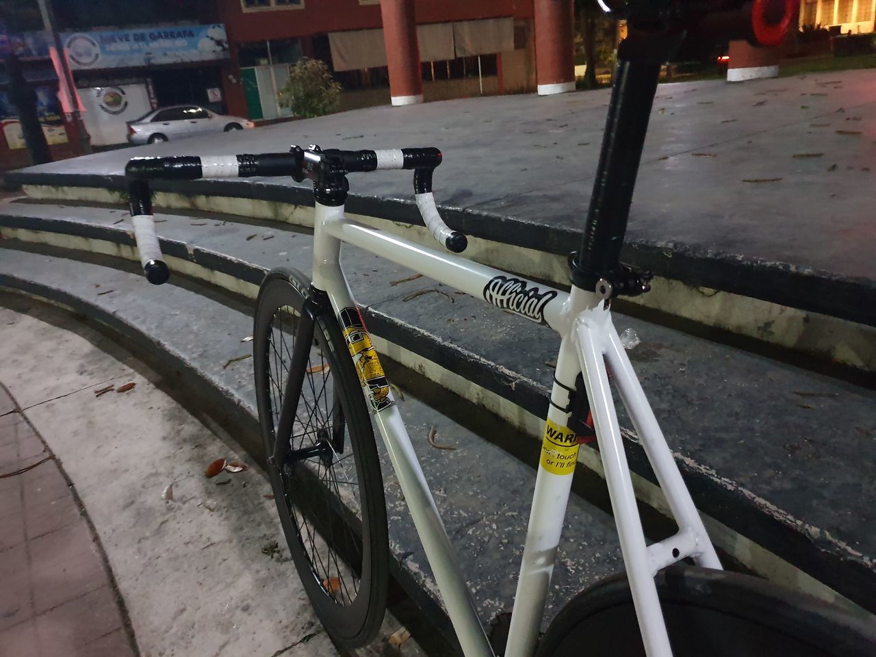 HIGH ANGLE VIEW OF BICYCLE PARKED ON STREET