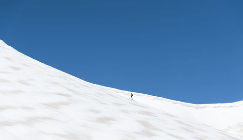 Spain, palencia, cardano de arriba, ski touring on snowy murcia peak