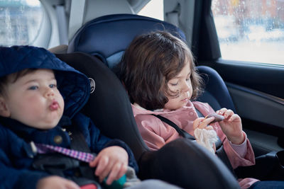 siblings in car