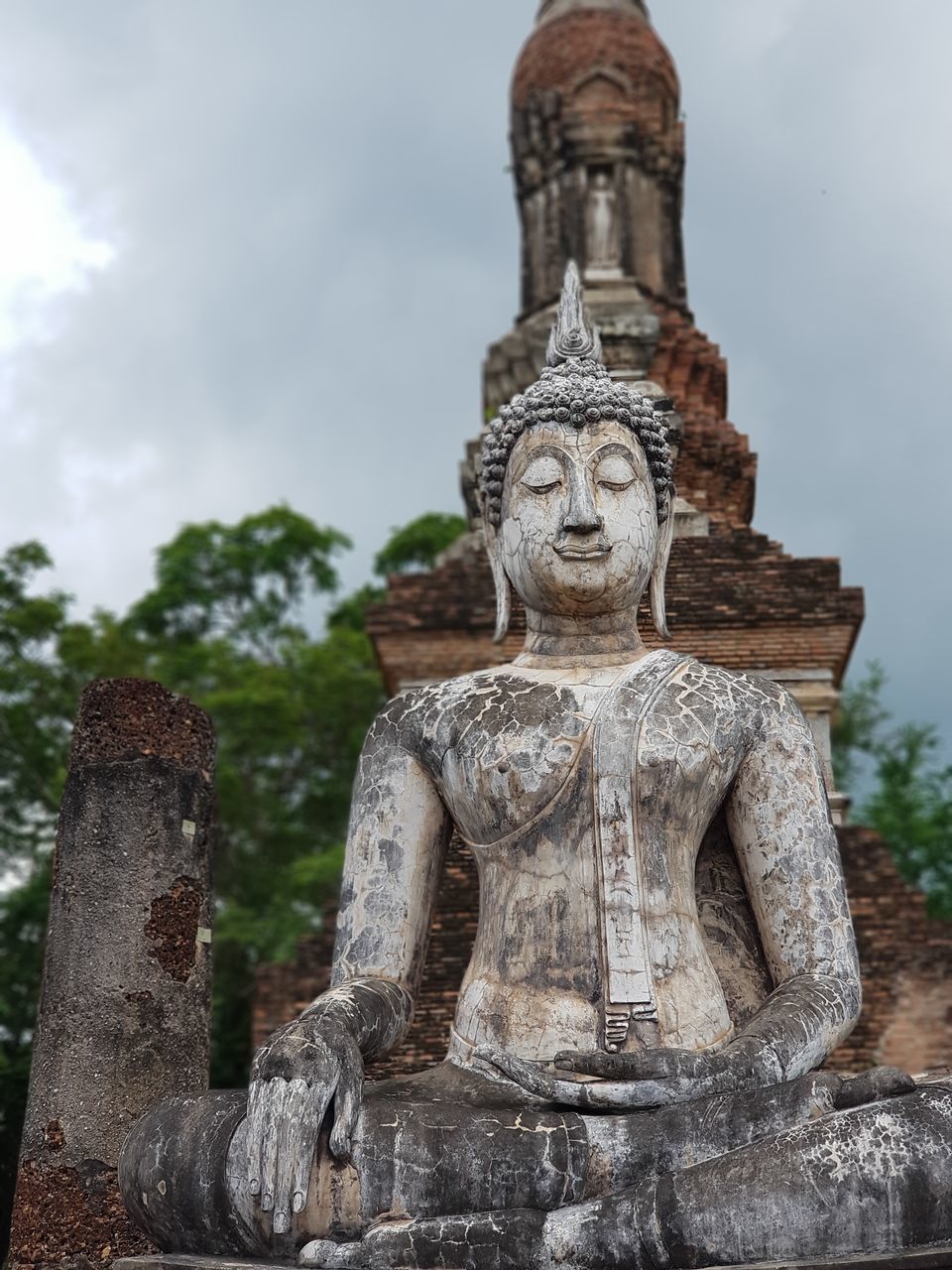 SCULPTURE OF OLD BUILDING AGAINST SKY