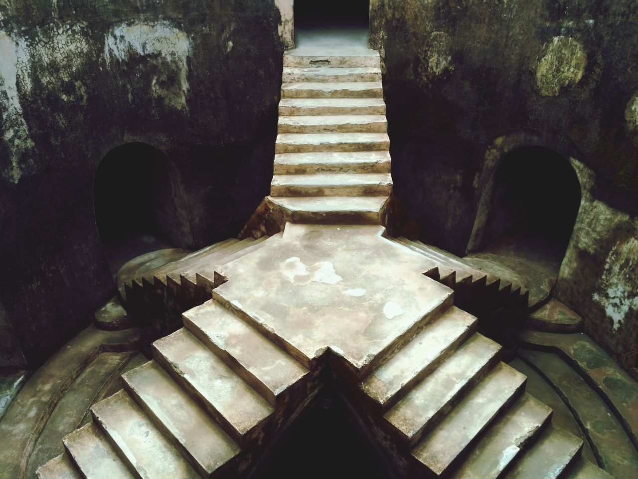 HIGH ANGLE VIEW OF STEPS IN BUILDING