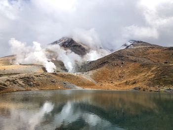 Panoramic view of lake and mountains against sky