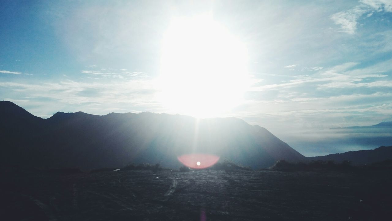 sun, mountain, sunbeam, tranquil scene, scenics, tranquility, lens flare, sky, sunlight, mountain range, beauty in nature, landscape, nature, silhouette, idyllic, cloud - sky, sunset, non-urban scene, cloud, bright