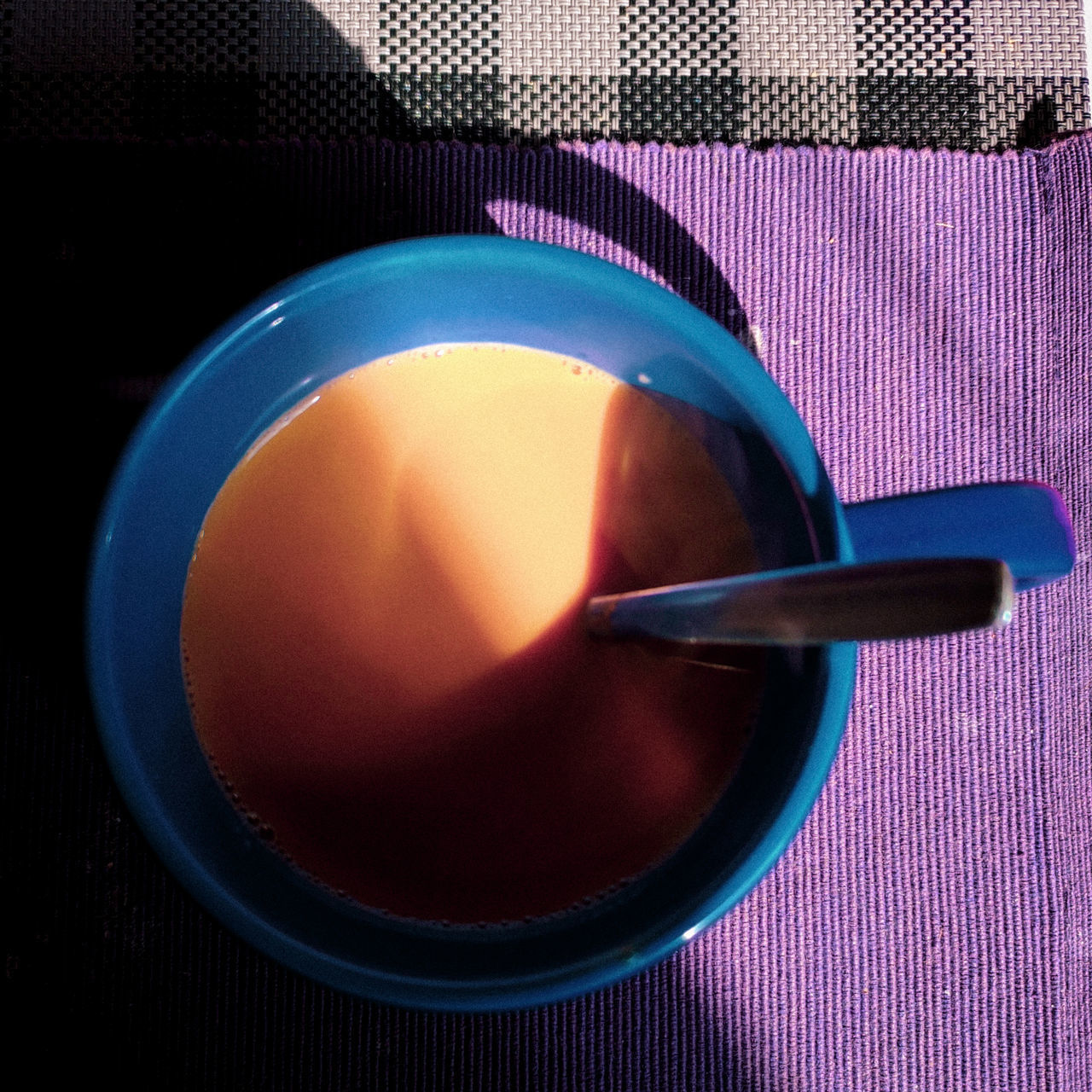 HIGH ANGLE VIEW OF TEA IN CUP