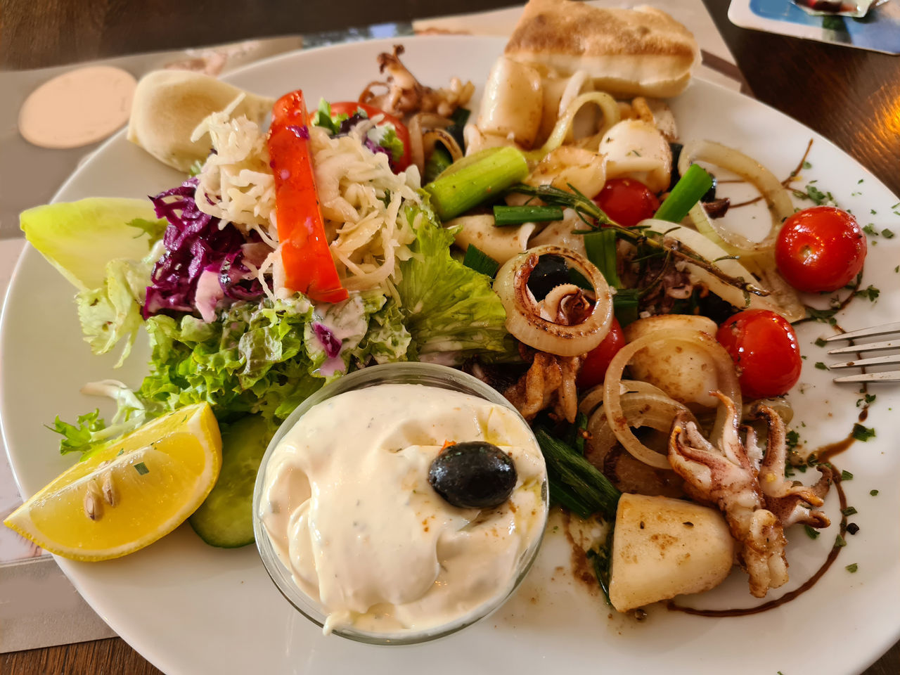 HIGH ANGLE VIEW OF FOOD SERVED IN PLATE