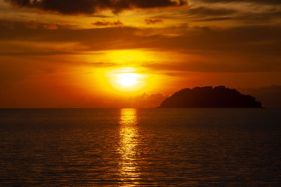 Sunset at tanjung aru beach, kota kinabalu, sabah, borneo, malaysia.