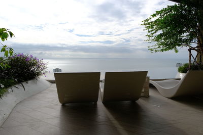 Reclining chairs at the swimming pool can lie and see beautiful sea views.