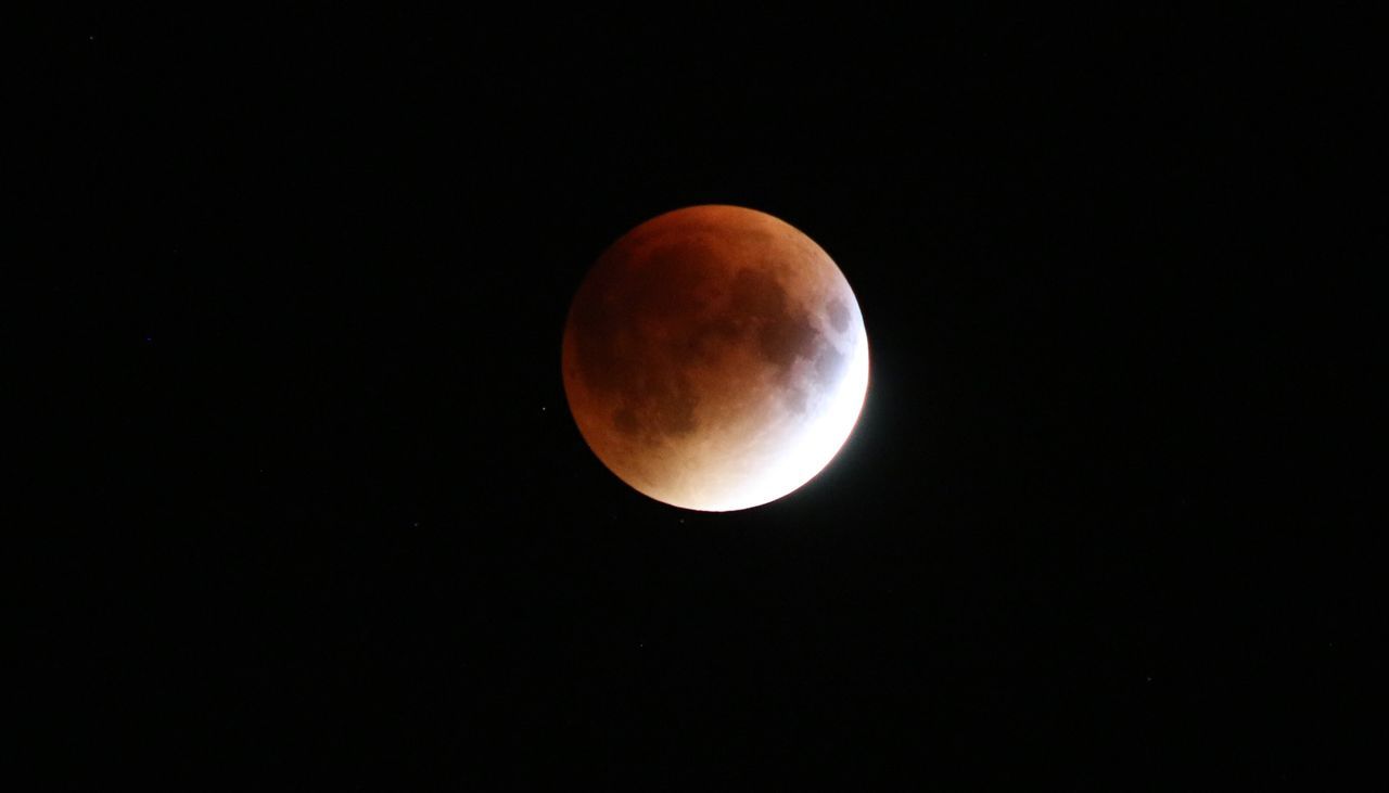 moon, full moon, astronomy, planetary moon, night, moon surface, beauty in nature, scenics, tranquil scene, circle, copy space, tranquility, space exploration, discovery, nature, dark, clear sky, majestic, sphere, low angle view