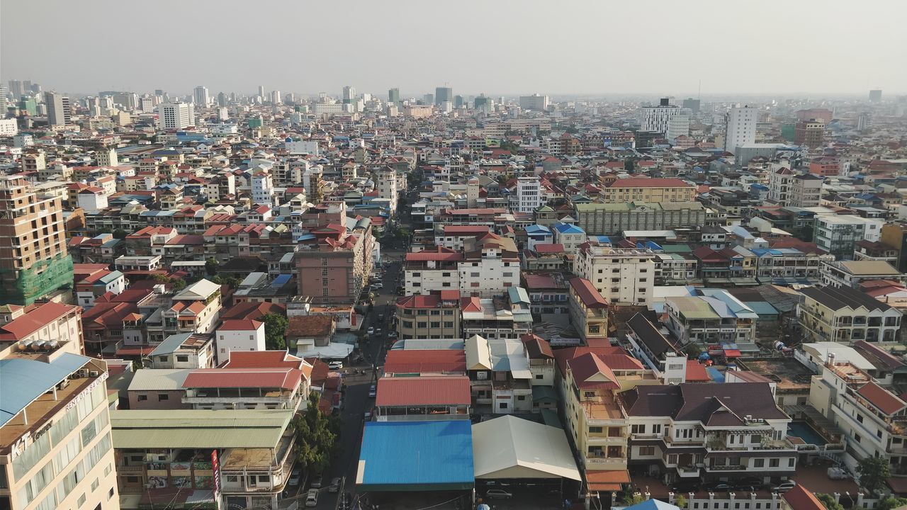 architecture, building exterior, built structure, crowded, cityscape, city, residential building, clear sky, outdoors, day, community, sky, residential