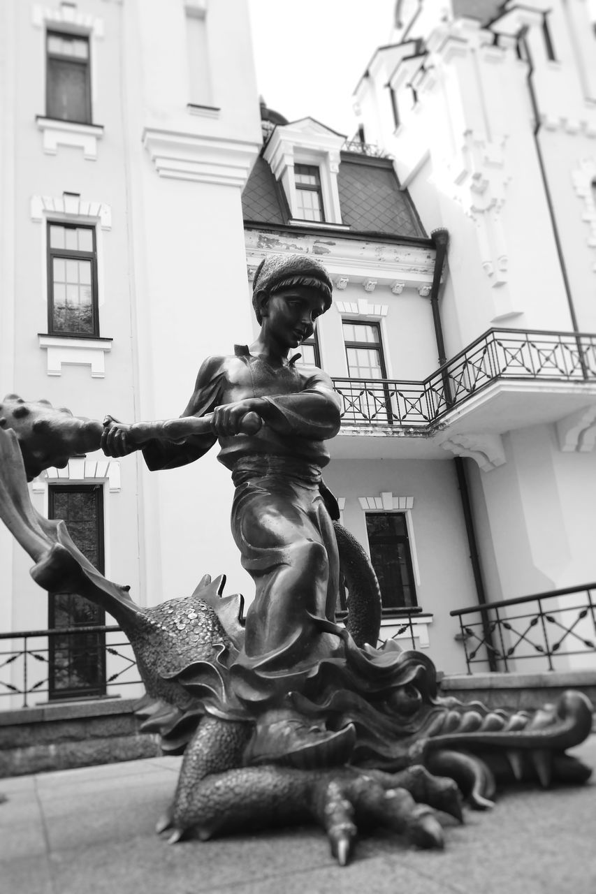 LOW ANGLE VIEW OF STATUE AGAINST BUILDING IN CITY