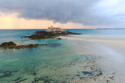 Fort national at eventail beach in saint-malo during low tide. brittany, france