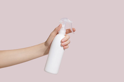 Woman hold white blank spray detergent bottle. mockup. high quality photo